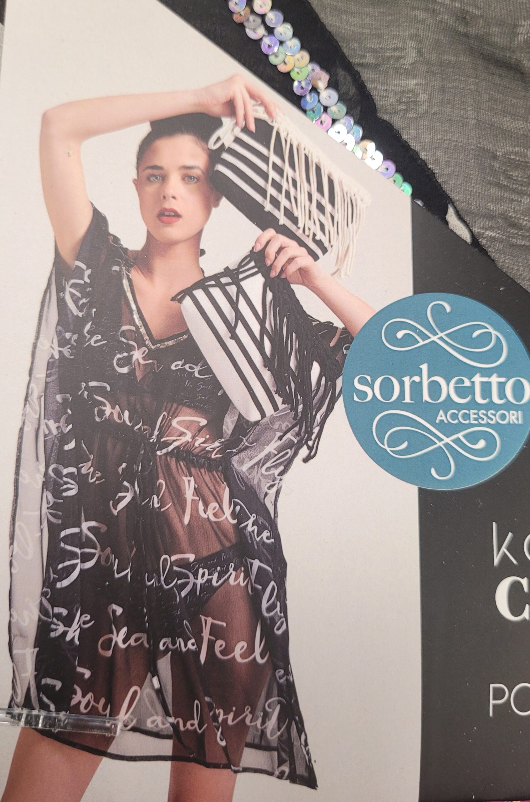Kaftan SORBETTO u dezenu slova, model Poesia slova 1 Kaftan SORBETTO u dezenu slova, model Poesia slova