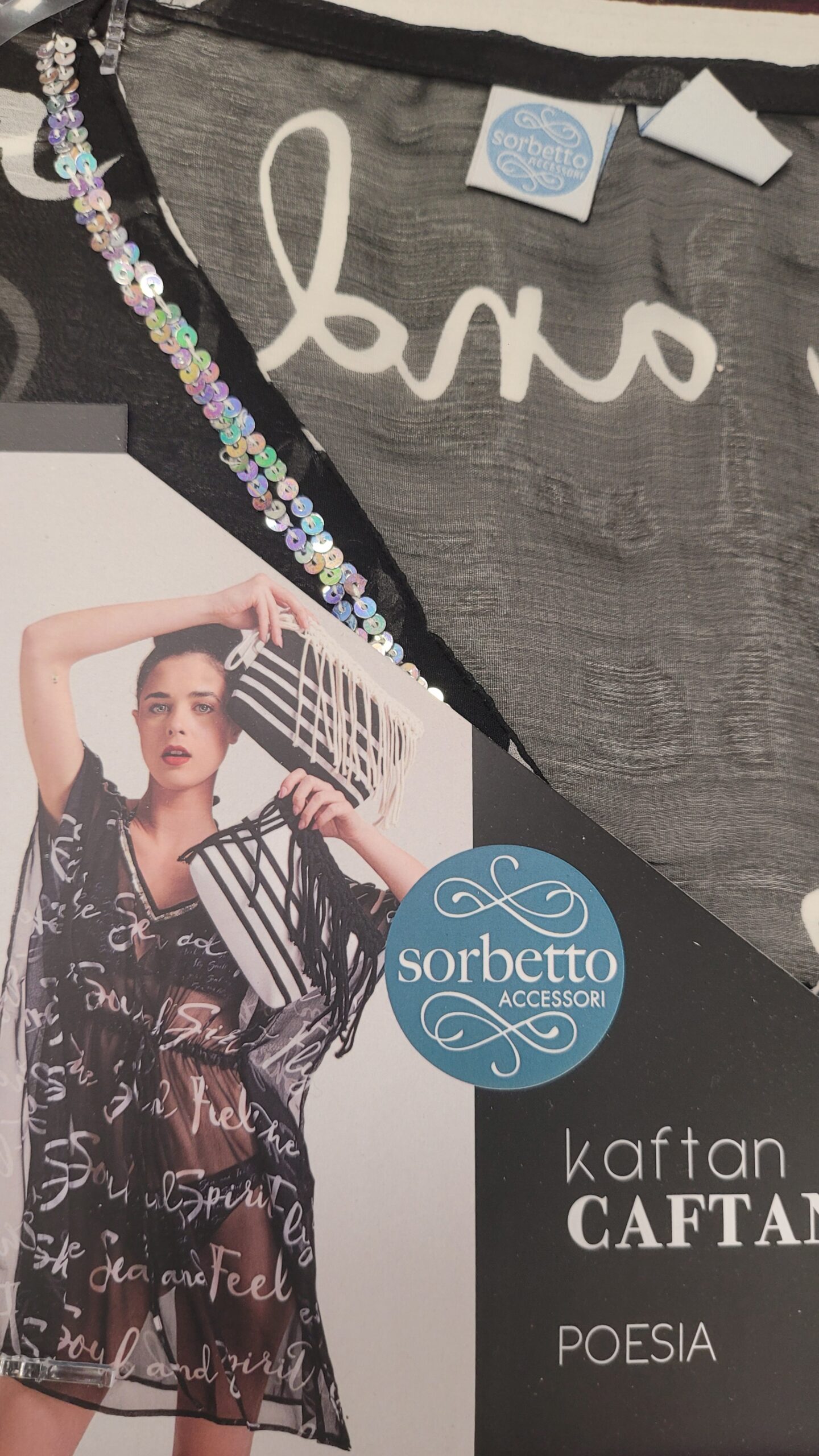 Kaftan SORBETTO u dezenu slova, model Poesia slova 2 Kaftan SORBETTO u dezenu slova, model Poesia slova - Slika 2