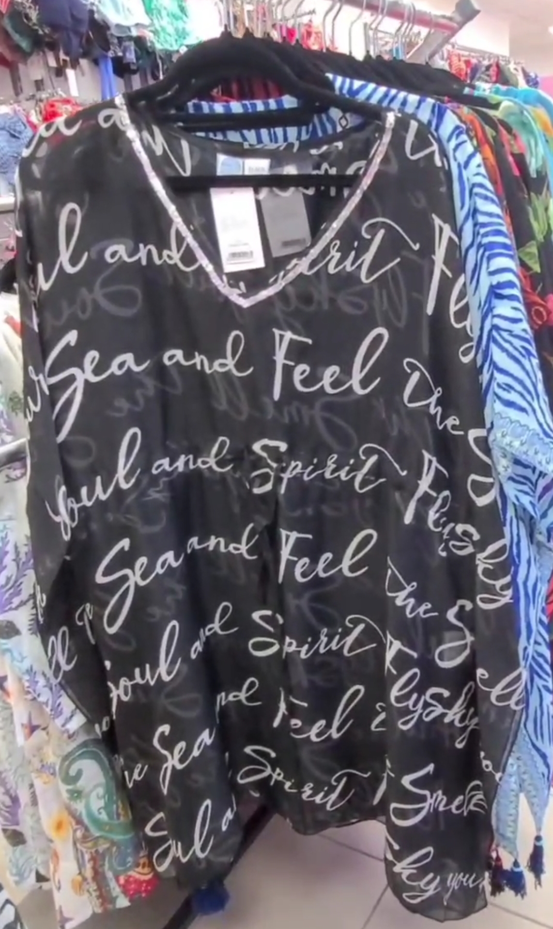 Kaftan SORBETTO u dezenu slova, model Poesia slova 6 Kaftan SORBETTO u dezenu slova, model Poesia slova - Slika 6