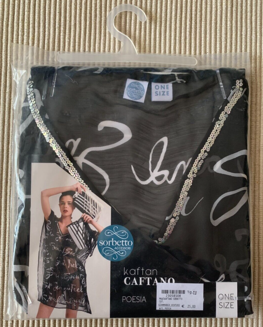 Kaftan SORBETTO u dezenu slova, model Poesia slova 4 Kaftan SORBETTO u dezenu slova, model Poesia slova - Slika 4