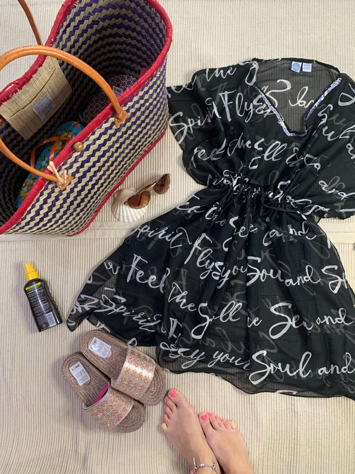 Kaftan SORBETTO u dezenu slova, model Poesia slova 3 Kaftan SORBETTO u dezenu slova, model Poesia slova - Slika 3